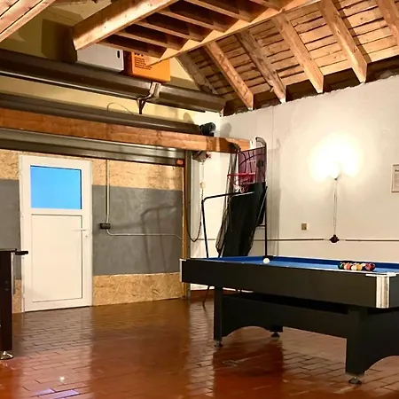 Weitblick Auf Berg, Wald Und Wiese *