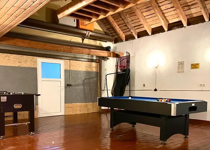 Weitblick Auf Berg, Wald Und Wiese *