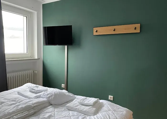 Weitblick Auf Berg, Wald Und Wiese *