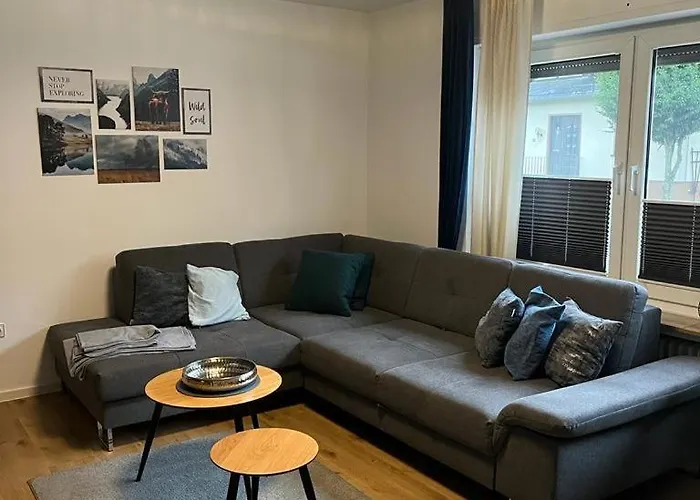 Weitblick Auf Berg, Wald Und Wiese *