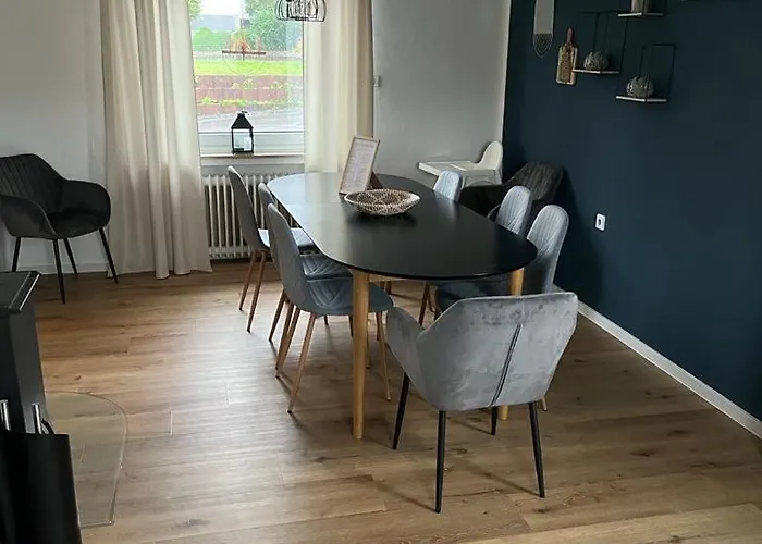 Weitblick Auf Berg, Wald Und Wiese *